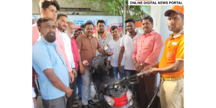 भावी खासदार प्रशांतदादा जगताप यांच्या वाढदिवसानिमित्त दुचाकीस्वारांना रुपये ५.८६ /- कमी दराने पेट्रोल वाटप…