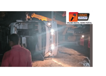 पुणे-सोलापूर महामार्गावर भीषण अपघात; खासगी बस उलटली…