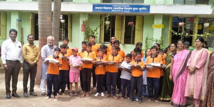 झिलकांता इंटरनॅशनल सोशल फाउंडेशन तर्फे ब्रह्मदत्त विद्यालयातील विद्यार्थ्यांना शालेय साहित्य वाटप..