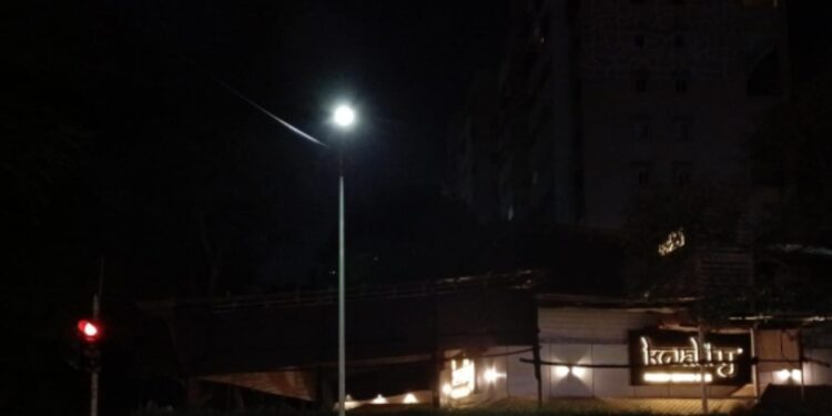 कोथरूड मधील अनेक हॉटेल ने पुणे महानगरपालिकेची परवानगी न घेता साईड मार्जिन मध्ये बेकायदेशीर पावसाळी शेड उभे केले..