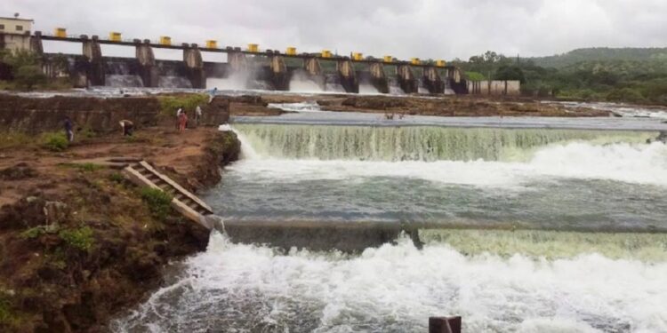 पुण्यातील धरण क्षेत्रामध्ये दमदार पाऊस , नागरिकांची वर्षभराच्या पाण्याची चिंता मिटली..
