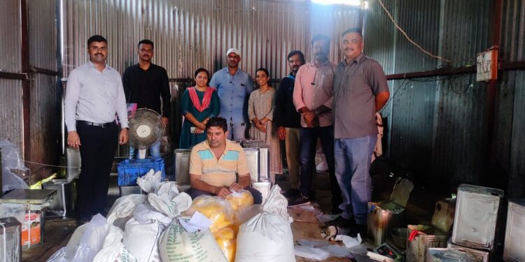 650 किलो बनावट भेसळयुक्त तूप बनवणाऱ्या कारखान्याचा चतु:श्रृंगी पोलिसांकडून पर्दाफाश वरिष्ठ पोलिस निरीक्षक बालाजी पांढरे यांनी छापा टाकला..