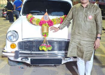 पुण्यातील पहिला असा  पुणे महानगरपालिकेचा नगरसेवक ज्याला कार्यकर्त्यांकडून वाढदिवसानिमित्त मिळाली लाल दिव्याची चार चाकी भेट…