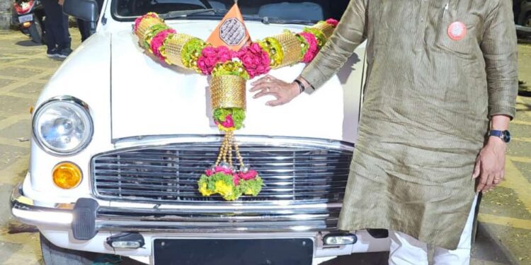 पुण्यातील पहिला असा पुणे महानगरपालिकेचा नगरसेवक ज्याला कार्यकर्त्यांकडून वाढदिवसानिमित्त मिळाली लाल दिव्याची चार चाकी भेट…