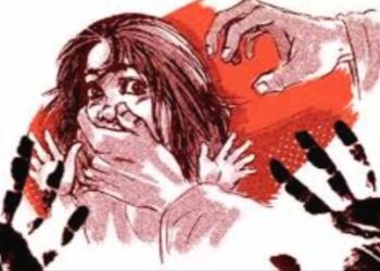 महापालिकेच्या आरोग्य निरीक्षक ठेकेदारासह तिघांवर गुन्हा दाखल,सफाई कामगार महिलेकडे शरीरसुखाची मागणी;