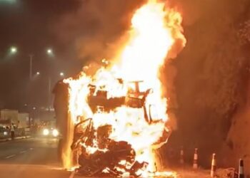 नवले पूल चौकात अपघातचे सत्र सुरूच,  कंटेनरला धडकल्याने ट्रकने घेतला पेट, चार जणांचा होरपळून मृत्यू..