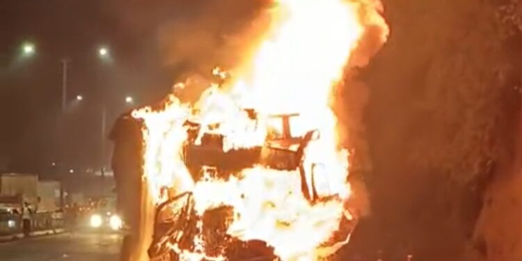 नवले पूल चौकात अपघातचे सत्र सुरूच,  कंटेनरला धडकल्याने ट्रकने घेतला पेट, चार जणांचा होरपळून मृत्यू..