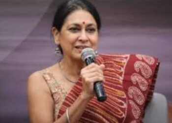 ‘ बिल्डरांना दिलेल्या सरकारी जमिनींचा फेरआढावा घ्या ‘ अशी मागणी केली..