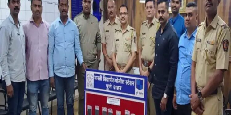 गर्लफ्रेंडला इंप्रेस करण्यासाठी २ तरुणांनी पुणे शहरात मोबाईल चोरी,भारती विद्यापीठ पोलीसांनी ठोकल्या वेड्या..