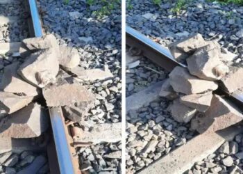 चिंचवड-आकुर्डी विभागात रेल्वे प्रशासनाने रेल्वे रुळावरील मोठे दगड हटवल्याने मोठी दुर्घटना टळली..