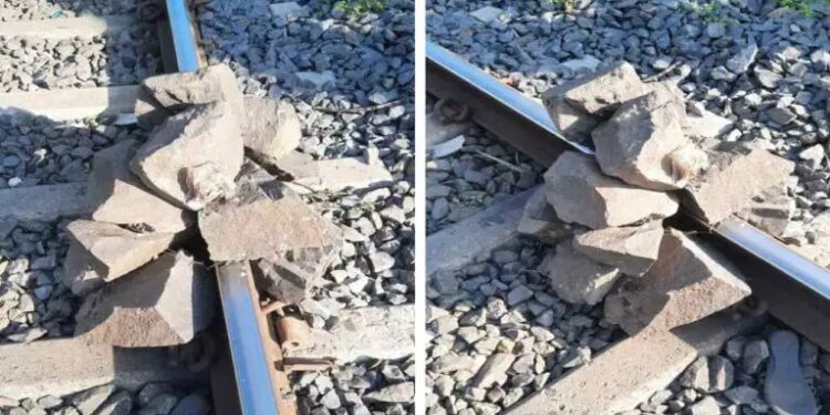 चिंचवड-आकुर्डी विभागात रेल्वे प्रशासनाने रेल्वे रुळावरील मोठे दगड हटवल्याने मोठी दुर्घटना टळली..