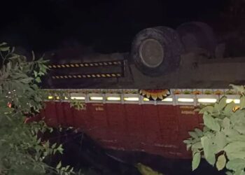 महामार्गावर एसटी- ट्रकचा भीषण अपघात, दोन्ही वाहने समोरासमोर