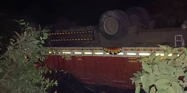 महामार्गावर एसटी- ट्रकचा भीषण अपघात, दोन्ही वाहने समोरासमोर