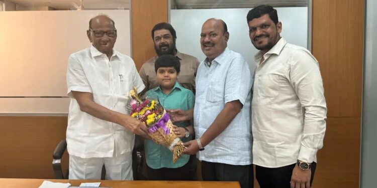 पिंपरी चिंचवडच्या माजी महापौरांनी घेतली शरद पवारांची भेट,अजित पवारांना बालेकिल्ला धोक्यात  ???