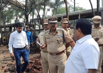 पुणे गॅस सिलेंडर स्फोट आरोग्य मंत्री संतापले.24 तासांत अधिकाऱ्यांच्या बदल्यांचे आदेश