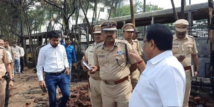 पुणे गॅस सिलेंडर स्फोट आरोग्य मंत्री संतापले.24 तासांत अधिकाऱ्यांच्या बदल्यांचे आदेश