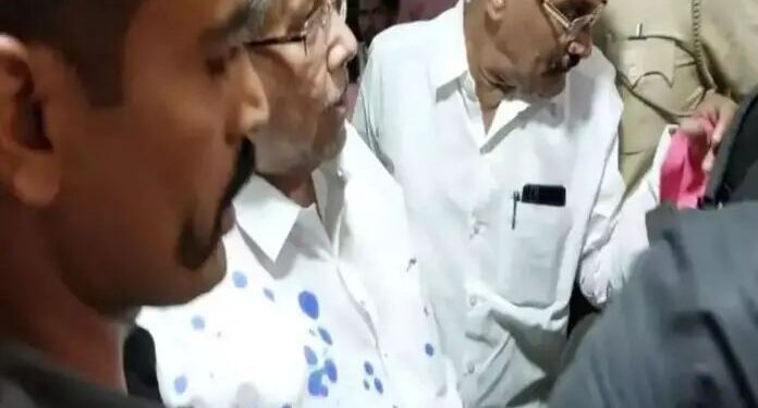 सोलापूरमध्ये चंद्रकांत पाटलांवर पुन्हा शाई फेक, भीम आर्मीचे प्रदेशाचे अध्यक्ष सिताराम गंगावणे यांनी स्वीकारली जबाबदारी,भीम आर्मीच्या कार्यकर्त्याला घेतलं ताब्यात..