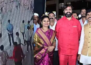 पिंपरी महापालिकेत बिल्डरला लाथा – बुक्क्यांनी भाजपच्या माजी नगरसेविकेच्या पतीचा मारहाणीचं  CCTV फुटेज समोर..