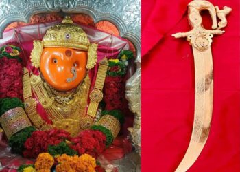 आजच्या चतुर्श्रुंगीच्या सिमोल्लंघनाच्या पालखीत मुख्य आकर्षण दोन किलो वजनाची सोन्याची तलवार ठरणार..