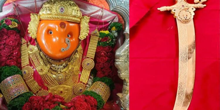 आजच्या चतुर्श्रुंगीच्या सिमोल्लंघनाच्या पालखीत मुख्य आकर्षण दोन किलो वजनाची सोन्याची तलवार ठरणार..