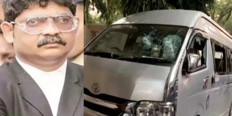 अज्ञातांकडून वकील गुणरत्न सदावर्तेंच्या गाडीची तोडफोड..