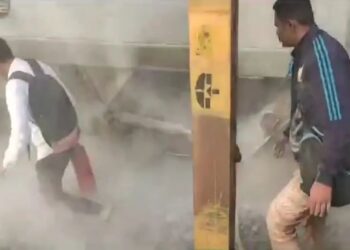 पुणे मुंबई सिंहगड एक्सप्रेसला अचानक लागली आग..