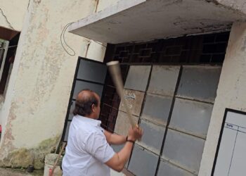 पुण्यात अन्याया विरुद्ध पुन्हा एकदा वसंत मोरेंचा हातोडा चालला ..वेळ पडली तर आरपीएफच्या ऑफिसमध्ये घुसायला मागे  राहणार नाही,आई बहिणींवरचा अत्याचार सहन करणार नाही..