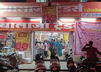 वेताळबाबा ते कुसळकर चौक हा रस्ता मोकळा श्वास कधी घेणार ?? पुणे महानगरपालिकेनेच बेकायदेशीर उभारलेले शेडला पाठराखण करीत आहे का ??