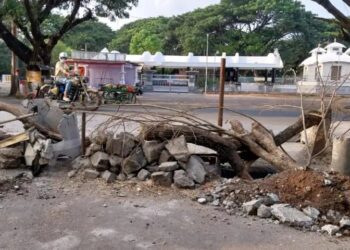 ऐन दिवाळीत  रेंजहिल्स मधील टाईप 3 कॉलनीतून दुचाकीसाठीचा रस्ता  अचानक बंद..