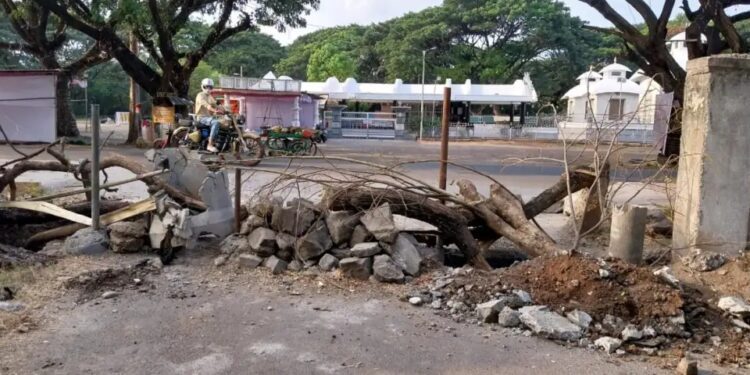 ऐन दिवाळीत  रेंजहिल्स मधील टाईप 3 कॉलनीतून दुचाकीसाठीचा रस्ता  अचानक बंद..