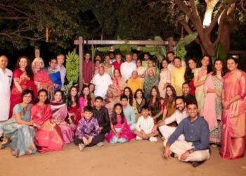 सुप्रिया सुळेंनी शेअर केला अजित पवारांसह कुटुंबियां चा फोटो..