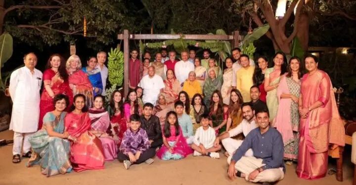 सुप्रिया सुळेंनी शेअर केला अजित पवारांसह कुटुंबियां चा फोटो..