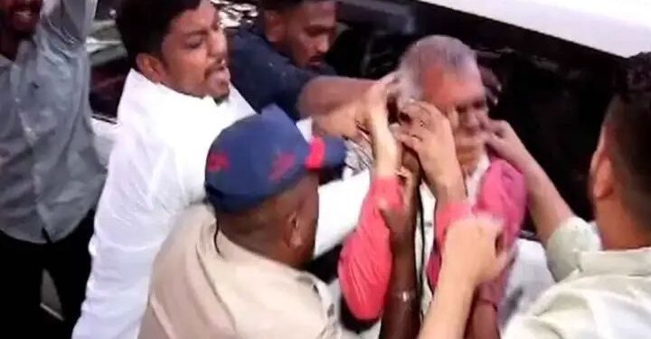 नामदेव जाधवांवर हल्ला, शरदनिष्ठ राष्ट्रवादीच्या कार्यकर्त्यांनी तोंडाला फासले काळे !!!