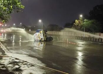 रिलायन्स कंपणीचा टँकर पलटी होऊन पुण्यात नगर रस्त्यावर गॅस गळती, वाहतूक ठप्प..