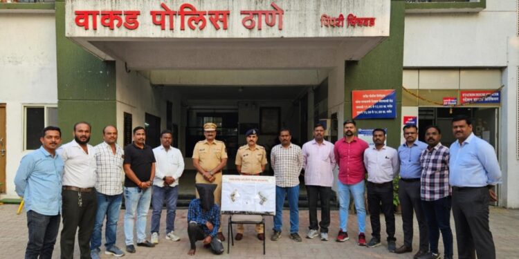 वाकड पोलिसांनी परिसरात दहशत पसरवणाऱ्या रेकॉर्डवरील गुन्हेगारा कडून २ देशी बनावटीचे पिस्टल, २ जिवंत काडतुस (राऊंड) जप्त..