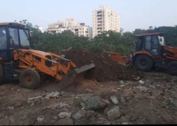 म्हात्रे पूल ते राजाराम पूल दरम्यान नदीकाठच्या अतिक्रमणांवर हाथोडा पण बांधकाम विभागाचे अधिकारी सेनापती बापट रोड येथील त्या बेकायदेशीर हॉटेल व दुकानावर कारवाई करण्यास घाबरतात का ???