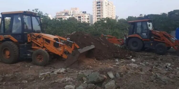 म्हात्रे पूल ते राजाराम पूल दरम्यान नदीकाठच्या अतिक्रमणांवर हाथोडा पण बांधकाम विभागाचे अधिकारी सेनापती बापट रोड येथील त्या बेकायदेशीर  हॉटेल व दुकानावर कारवाई करण्यास घाबरतात का ???