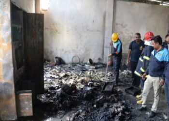 कोणाच्या तरी आनंदा साठी ते बनवत होते हॅपी बर्थडेच्या स्पार्कल्स ! भिंती हादरल्या, बायका होरपळल्या, शरीराचा अक्षरश: कोळसा झाला…!