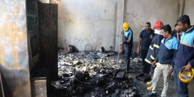 कोणाच्या तरी आनंदा साठी ते बनवत होते हॅपी बर्थडेच्या स्पार्कल्स ! भिंती हादरल्या, बायका होरपळल्या, शरीराचा अक्षरश: कोळसा झाला…!