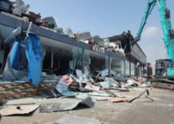 पालिकेची बांधकाम विकास झोन क्रमांक – ६ , बाणेर सुस रोड हायवे वरील बेकायदेशीर दुकानदारांवर कारवाई करण्यास असमर्थ, एका राजकीय नेत्यामुळे पालिकेचे अधिकारी व्हेंटिलेटरवर !!