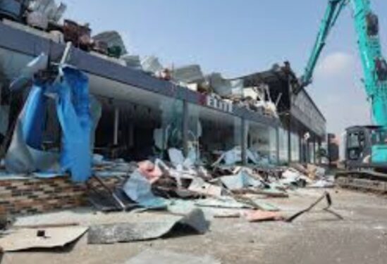 पालिकेची बांधकाम विकास झोन क्रमांक – ६ , बाणेर सुस रोड हायवे वरील बेकायदेशीर दुकानदारांवर कारवाई करण्यास असमर्थ, एका राजकीय नेत्यामुळे पालिकेचे अधिकारी व्हेंटिलेटरवर !!