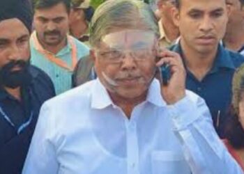 तुम्ही पत्रकार आहात का ? बेरोजगार तरुणाच्या प्रश्नाला उत्तर देण्यास चंद्रकांत पाटील यांनी का दिला नकार ???