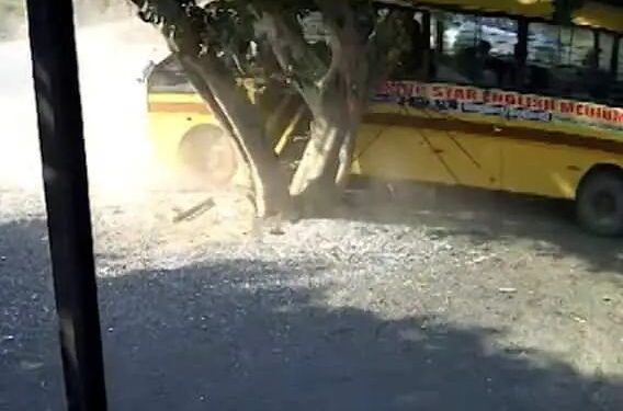 Breaking News…पुण्यातील वाघोली रायझिंग स्टार शाळेच्या बसचा अपघात, अनेक विद्यार्थी जखमी..