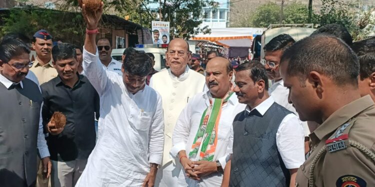 टाकीच्या उद्घाटनासाठी लढाई.. महाराष्ट्राचे उपमुख्यमंत्री यांनी उद्घाटन करायच्या आधीच काँग्रेसचे दत्ता बहिरट यांनी केले टाकीचे उद्घाटन , संपूर्ण परिसराला छावणीचे स्वरूप ..