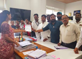 पत्रकारांवर वारंवार होणाऱ्या हल्ल्यावरती  संविधान ग्रुप आक्रमक पुणे जिल्हाअधिकारी येथे  सचिन गुलाब गजरमल ( संविधान ग्रुपचे राष्ट्रीय,अध्यक्ष ) यांच्या  नेतृत्वाखाली  धरणे आंदोलन केले..