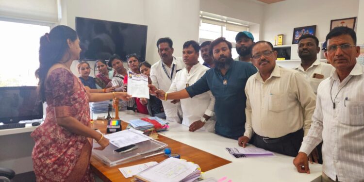 पत्रकारांवर वारंवार होणाऱ्या हल्ल्यावरती  संविधान ग्रुप आक्रमक पुणे जिल्हाअधिकारी येथे  सचिन गुलाब गजरमल ( संविधान ग्रुपचे राष्ट्रीय,अध्यक्ष ) यांच्या  नेतृत्वाखाली  धरणे आंदोलन केले..