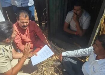 मंचरचे माजी सरपंच दत्ता गांजाळे यांचे बिबट्यांना जेरबंद करण्यासाठी लावलेल्या पिंजऱ्यात स्वतः बसून अनोख आंदोलन…