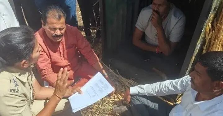 मंचरचे माजी सरपंच दत्ता गांजाळे यांचे बिबट्यांना जेरबंद करण्यासाठी लावलेल्या पिंजऱ्यात स्वतः बसून अनोख आंदोलन…