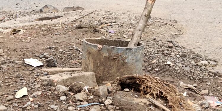 जांभूळवाडी रोड दत्तनगर चक्रधर शाळेसमोर पालिकेच्या निकृष्ट कामामुळे नागरिकांच्या जीवाला धोखा  आम आदमी पार्टीचे  प्रशांत कांबळे यांनी उठवला आवाज