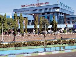 घर वाचण्यासाठी मंगळसूत्र विकले, घरातील सोने गहाण ठेवले महापालिका अधिकाऱ्यांनी पैसे घेतल्याचा आरोप स्थानिक महिलांनी केला आहे …. महापालिका आयुक्त म्हणाले…